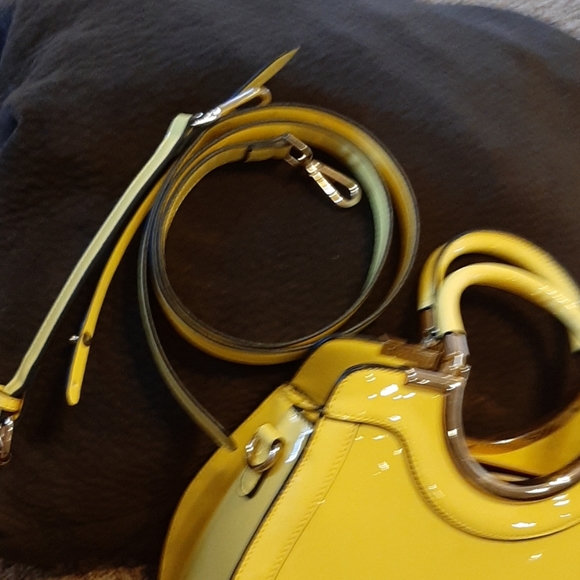 Fun yellow purse - Picture 3 of 5